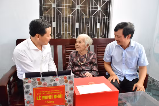 Phó Thủ tướng Lê Minh Khái thăm, tặng quà người có công tại Thừa Thiên Huế