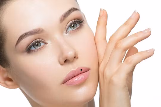 Nốt ruồi ở môi nói lên điều gì? Tốt hay xấu