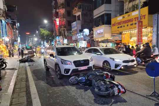 Hà Nội: Ôtô gây tai nạn, đâm hàng loạt xe máy trên phố