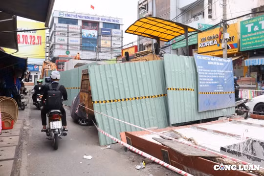 TP. HCM: Lô cốt ì ạch cả năm, dân than khổ vì “không thể làm ăn”