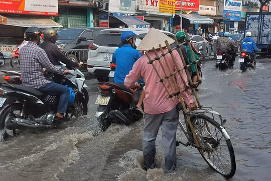 Đường sá TP. HCM ngập nặng sau cơn mưa lớn