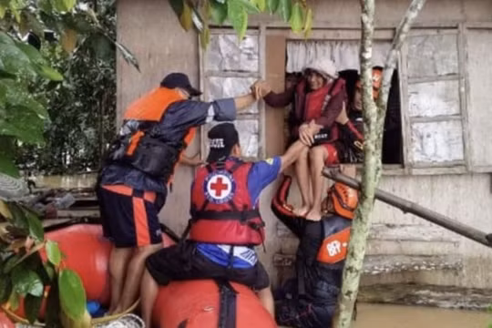 Số người chết vì lở đất, lũ lụt ở Philippines tăng lên 80 người