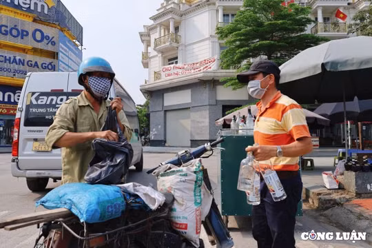 Nghề buôn vỏ chai rượu tây: Mua của người chán, bán cho người cần