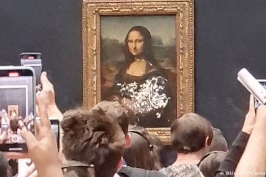 Khách tham quan bảo tàng Louvre ném bánh vào tranh Mona Lisa