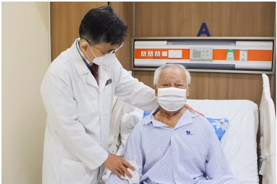Cứu cụ ông 84 tuổi khỏi nguy cơ đột quỵ bằng phương pháp mổ hẹp động mạch cảnh