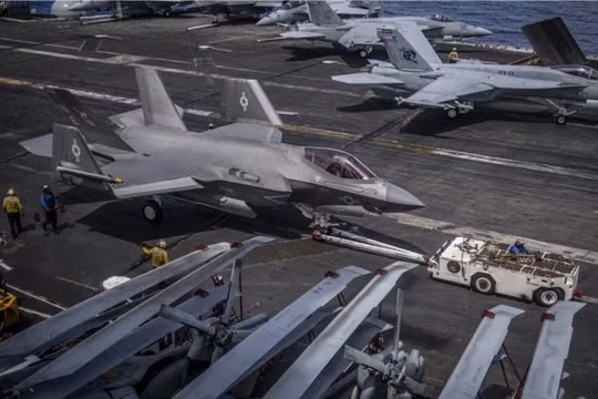 Tiêm kích F-35 'hạ cánh sai' tại Biển Đông, 7 người bị thương