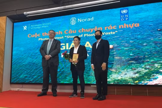 Nhiều tác phẩm chất lượng được trao giải tại Cuộc thi ảnh “Câu chuyện rác nhựa”