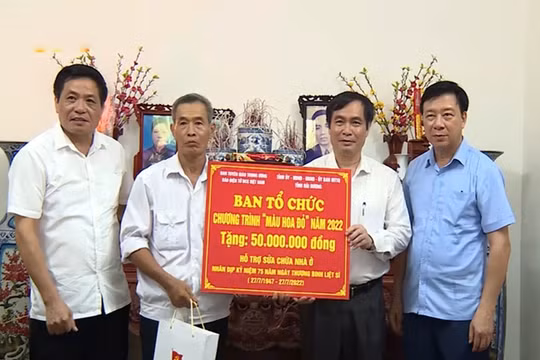 Lãnh đạo Ban Tuyên giáo Trung ương trao quà tri ân các gia đình chính sách