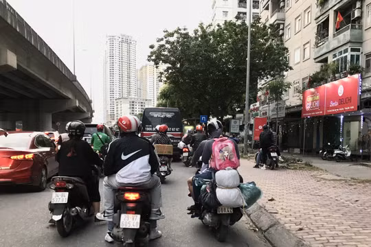 Người dân lỉnh kỉnh đồ đạc trở lại Thủ đô dù chưa hết nghỉ lễ 30/4