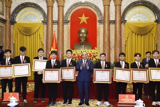 Chủ tịch nước gặp mặt học sinh đoạt giải Kỳ thi Olympic và Khoa học kỹ thuật quốc tế 2022
