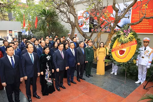 Lãnh đạo TP Hà Nội dâng hương tại Đài tưởng niệm Khâm Thiên