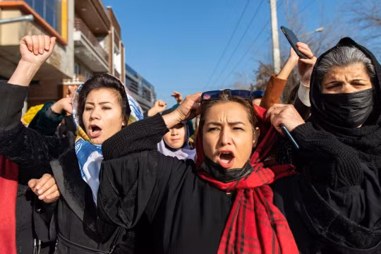 Taliban dùng vòi rồng giải tán phụ nữ phản đối lệnh cấm học đại học