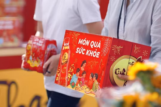 Giới trẻ chọn quà gì cho gia đình ngày Tết?