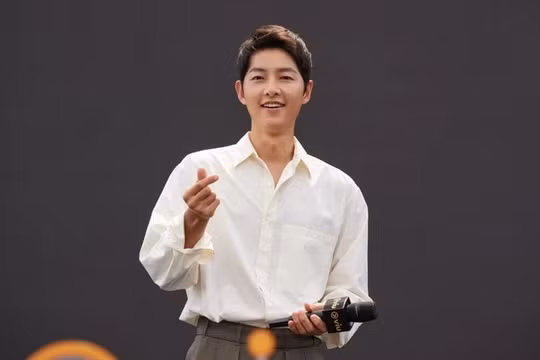 Song Joong Ki yêu bạn gái người Anh sau khi ly hôn Song Hye Kyo