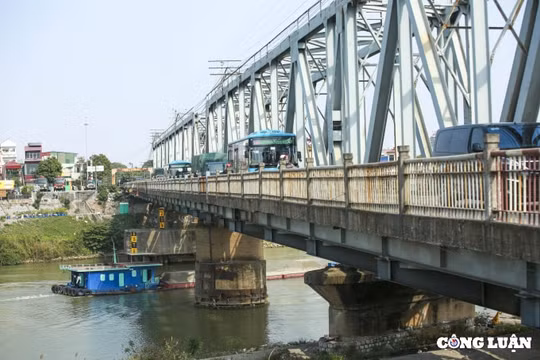 Khảo sát địa chất dự án cầu Đuống mới, hạn chế phương tiện thủy di chuyển