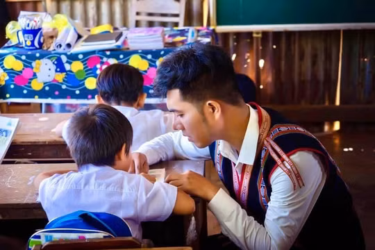 Gia Lai: Thầy giáo trẻ đa tài “giữ lửa” nghề dệt thổ cẩm