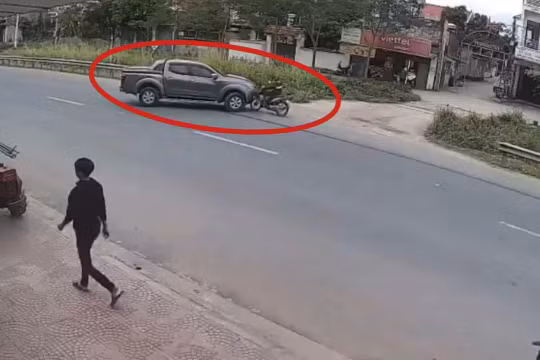 Ô tô "đứng hình", xe máy vẫn lao thẳng vào đầu, tài xế gặp họa