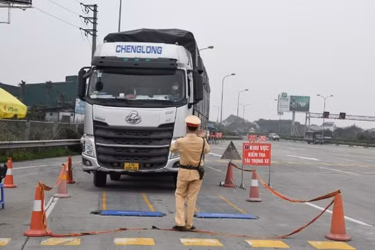 Lái xe quá tải biện minh vì chở thêm hàng để bù tiền xăng