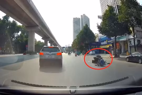 Xe máy lách làn va trúng ô tô, dân mạng tranh cãi ai đúng, ai sai