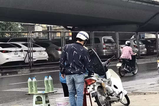 Hà Nội yêu cầu giải quyết triệt để việc bán xăng dầu tự phát trên các tuyến đường