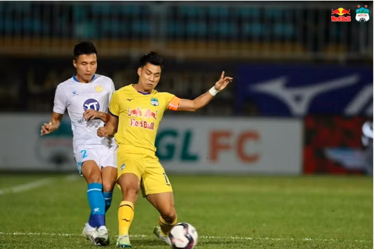 Thắng Nam Định 2-0, HAGL giành quyền trụ hạng V.League 2022