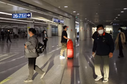 Trung Quốc có thể rút ngắn thời gian cách ly COVID-19 với du khách