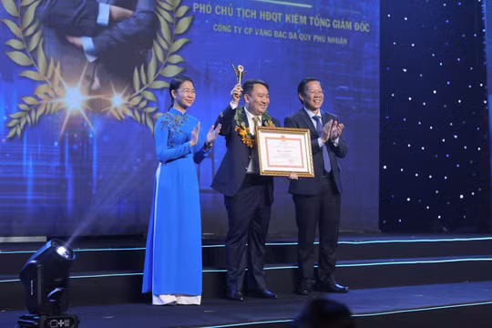 Trao giải thưởng cho doanh nhân trẻ xuất sắc tại TP.HCM