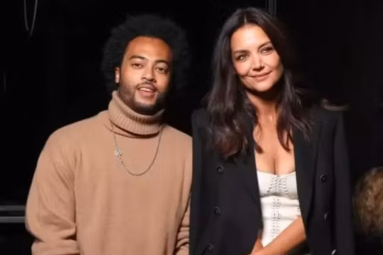 Katie Holmes chia tay bạn trai Bobby Wooten III kém 11 tuổi