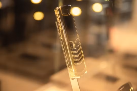 Cận cảnh chiếc Vertu Signature V Pure Black Full Gold