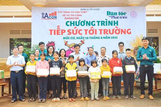 Hỗ trợ sách giáo khoa cho học sinh DTTS có hoàn cảnh khó khăn ở Gia Lai