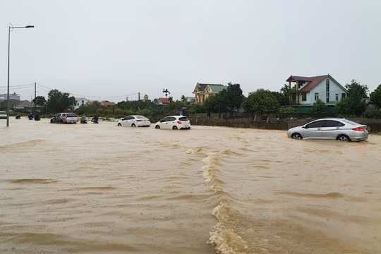 Mưa xối xả, nhiều nơi ở Nghệ An bị ngập lụt, thủy điện xả lũ