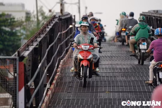 Người dân TP. HCM ‘thở phào’ vì cầu Long Kiểng sắp hết 'treo'