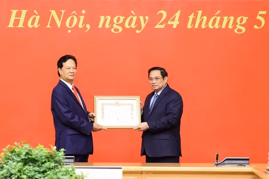 Trao Huy hiệu 55 năm tuổi Đảng tặng nguyên Thủ tướng Nguyễn Tấn Dũng