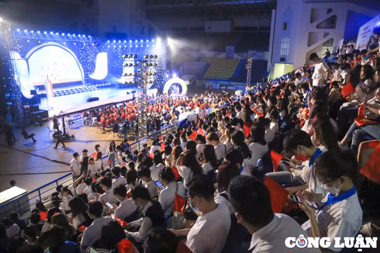 Hàng nghìn học sinh, sinh viên xếp hàng gặp mặt VĐV SEA Games 31
