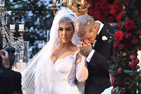 Kourtney Kardashian mặc váy ren xuyên thấu khi kết hôn với Travis Barker
