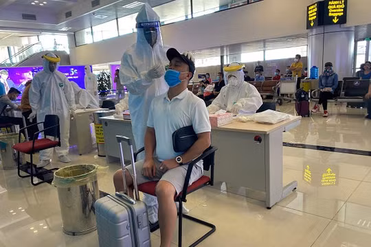 Tiếp tục test nhanh Covid-19 với hành khách đến và đi qua các nước có biến chủng Omicron