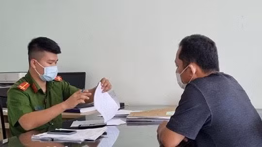 Mâu thuẫn nợ nần, người đàn ông nổ súng bắn đối thủ