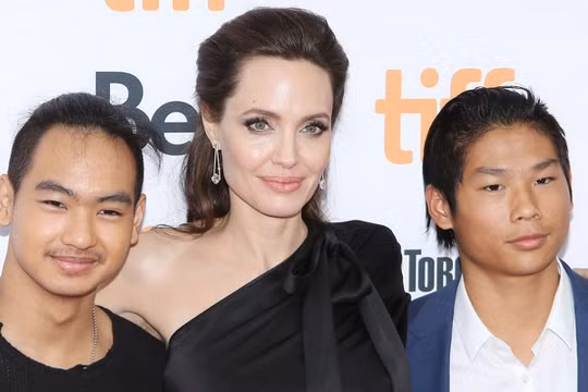 Pax và Maddox được trả lương nhờ làm việc cho mẹ Angelina Jolie