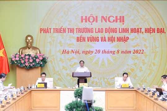 Thủ tướng: Phát triển thị trường lao động còn nhiều khó khăn, thách thức cả trước mắt và lâu dài