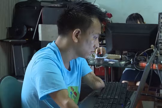 Vượt lên nghịch cảnh, thanh niên khuyết tật “vẽ” tương lai cho người đồng cảnh ngộ
