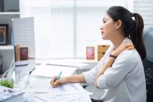 Giới trẻ làm “quần quật” cả năm, cuối năm vẫn không tích cóp được đồng nào