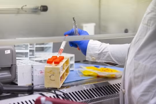 Các nhà khoa học đang theo dõi biến thể BA.2 mới của Omicron