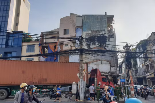 Xe container húc văng xe máy, đâm nát tiệm vàng bên giao lộ ở TP. HCM