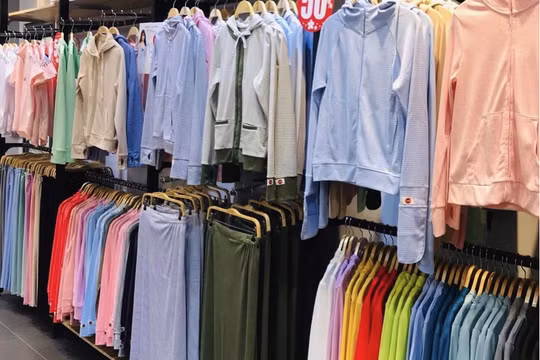 Thời tiết oi nóng, thị trường đồ chống nắng đắt khách ngày hè