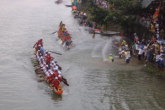 Rộn ràng lễ hội đua thuyền trên quê hương Đại tướng Võ Nguyên Giáp