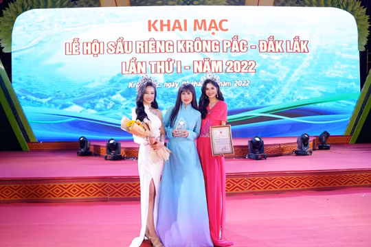 Ba nàng hậu Như Quỳnh, Thanh Hà, Phương Nga trở thành đại diện hình ảnh của Lễ hội Sầu riêng