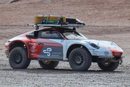 Biến xế sang Porsche 911 thành xe địa hình hầm hố