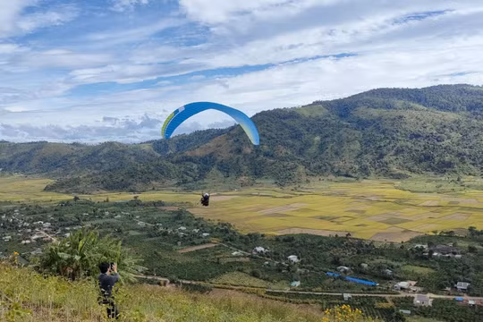 Du khách phấn khích với môn thể thao mạo hiểm bay dù lượn trên núi lửa Chư Đăng Ya, Gia Lai