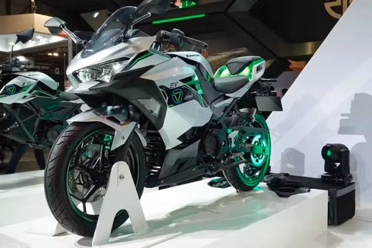 Bộ đôi Kawasaki Z và Ninja chạy điện được bán ra vào năm 2023