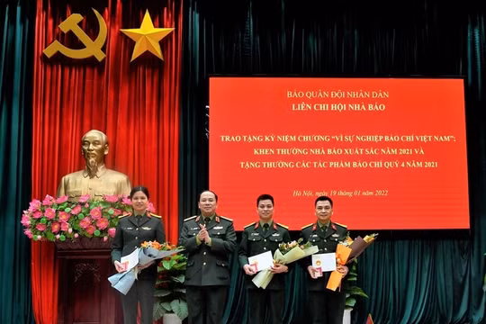 Báo Quân đội nhân dân trao tặng kỷ niệm chương "Vì sự nghiệp báo chí Việt Nam"
